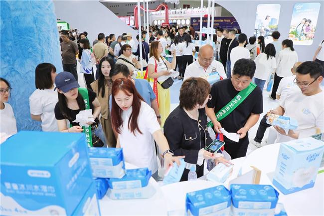 」亮相武汉生活用纸国际科技展览会EVO真人平台可心柔「柔软世界(图3)
